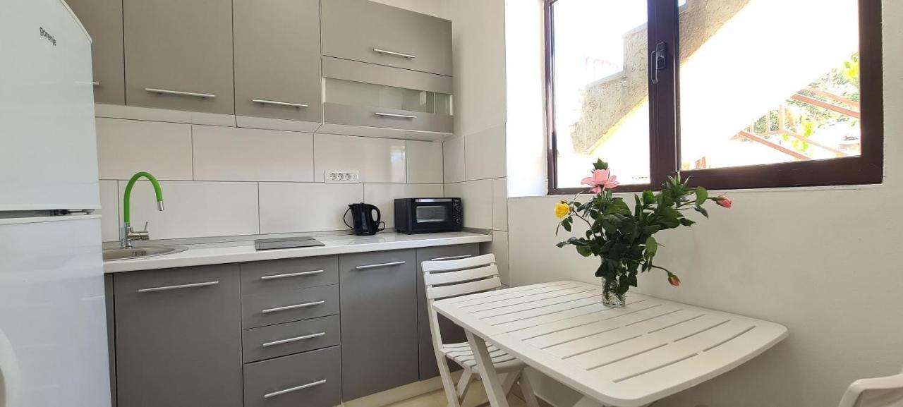 Apartments Ana I Ante Milna  Exterior photo